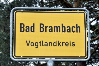 Warum Bad Brambach seine Ortstafeln ändern will - So sehen aktuell die Ortseingangsschilder von Bad Brambach aus. Das könnte sich bald ändern.