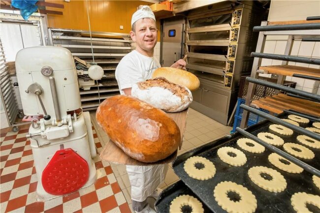 Warum Bäckermeister Beyer aus Hohndorf nur noch dienstags DDR-Brötchen bäckt - Etwa ein Dutzend Brotsorten fertigen Bäckermeister Tino Beyer und seine Mitstreiter im Backofen des Traditionsbetriebes. 
