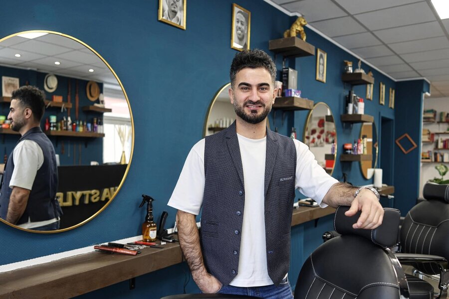 Warum Barbershops in Zwickau boomen - Harem Gorani in seinem frisch eröffneten Salon „Sha Style – Friseur & Barber“ an der Bahnhofstraße in Zwickau.
