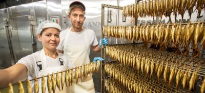Warum bei Fischspezialist Zaumseil keine Krise herrscht - Sie holen den Fisch aus dem Räucherofen: Sandra Helbig, seit elf Jahren im Unternehmen und Daniel Mocka, seit 19 Jahren für die Firma Zaumseil tätig. 