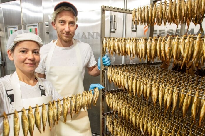 Sie holen den Fisch aus dem Räucherofen: Sandra Helbig, seit elf Jahren im Unternehmen und Daniel Mocka, seit 19 Jahren für die Firma Zaumseil tätig. 