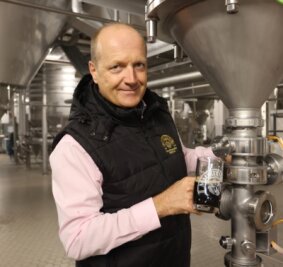 Warum Bier und Brause aus der Heimat bald teurer werden - Jörg Dierig, Geschäftsführer der Mauritius Brauerei in Zwickau, füllt Zwickauer Bock Dunkel ab. 