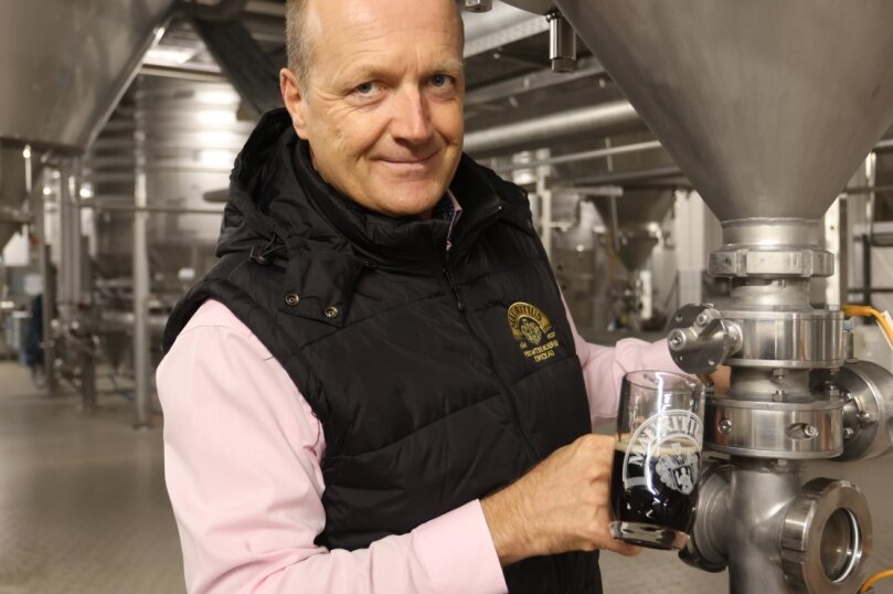 Warum Bier und Brause aus der Heimat bald teurer werden - Jörg Dierig, Geschäftsführer der Mauritius Brauerei in Zwickau, füllt Zwickauer Bock Dunkel ab. 