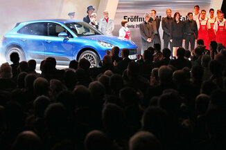 BLAUE AUTOS: In der neuen Porsche-Fabrik in Leipzig gab es eine für diese Marke ungewöhnliche Farbe zu sehen. 