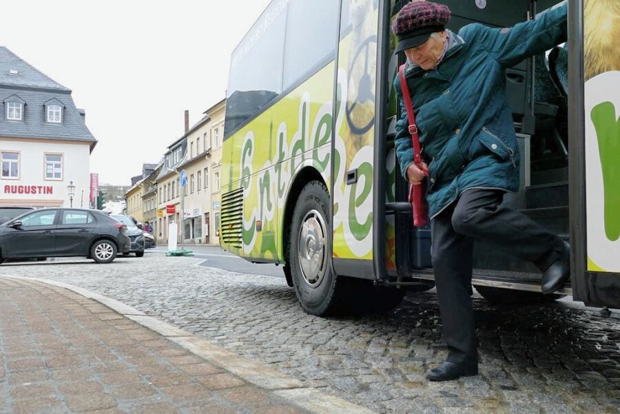 Warum Busreisende am Neumarkt in Zschopau auf der Straße aussteigen müssen - Besonders älteren Fahrgästen fällt an dieser Stelle das Aussteigen schwer. 