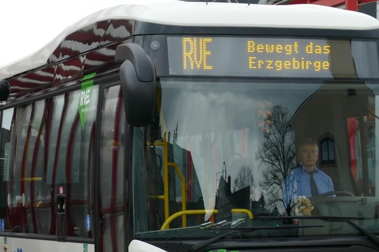 Warum Busse im Erzgebirge noch nicht mit Elektroantrieb fahren - Mit Batterie fahren bei der RVE bislang nur Hybridbusse. Diese sind an der Dachwulst zu erkennen. Dort befinden sich sogenannte Superkondensatoren, die die Bremsenergie speichern.