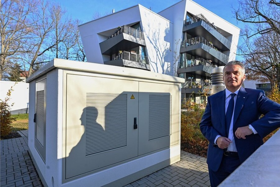 Ringo Lottig, Vorstand der Chemnitzer Siedlungsgemeinschaft, vor dem Modellprojekt Tanzende Siedlung auf dem Kaßberg, wo Mieterstrom aus Solaranlagen erzeugt wird und auch Ladestationen für E-Autos installiert sind. 