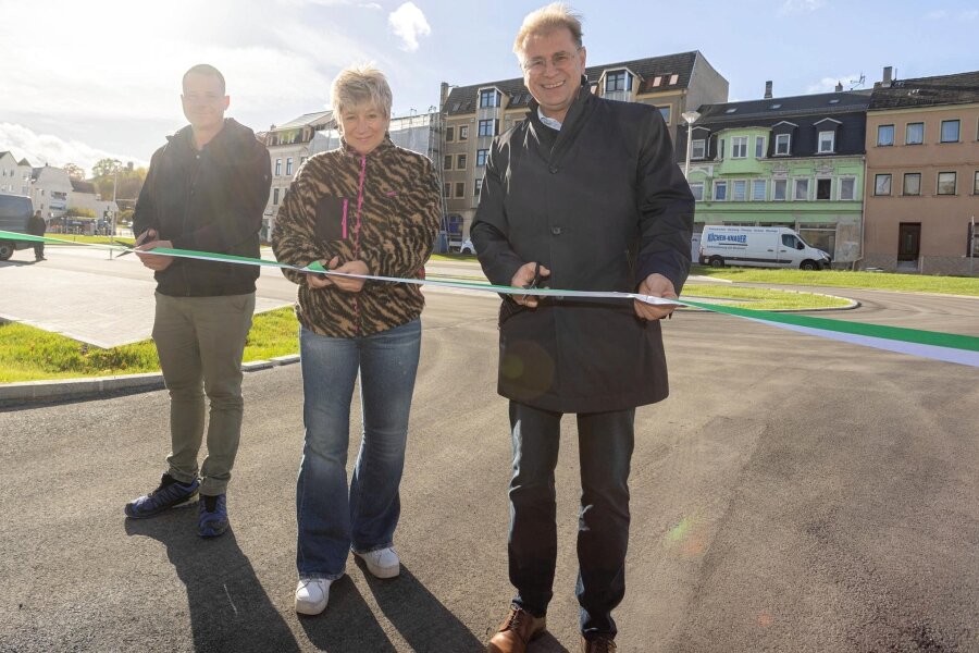 Warum Crimmitschau den neuen Parkplatz über einem Schwamm gebaut hat - Carsten Strobach von der Baufirma, Planerin Corinna Arnold und Oberbürgermeister André Raphael (von links) haben den Parkplatz am Montag eröffnet.