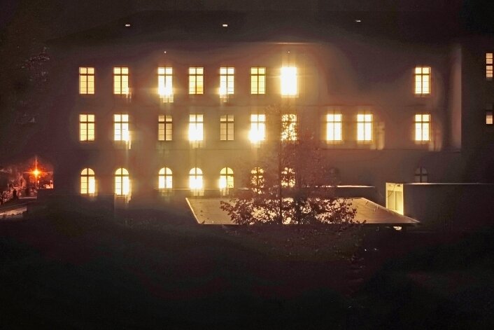 Warum das Amtsgericht nachts hell erleuchtet ist - Nachts brennen derzeit in beinahe allen Räumen des Amtsgerichts Freiberg die Lichter. 