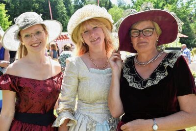 Warum das Brunnenfest von Bad Elster eine würdige Jubiläumsfeier war - Hingucker auf dem Brunnenfest: Isabel Sternitzky, Sandra Baldszus und Marietta Geipel (von links) waren mit historischen Gewändern unterwegs.
