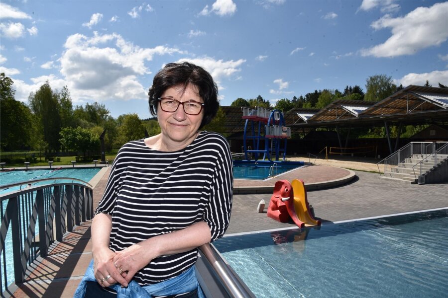 Warum das Freibad in Oelsnitz kürzer geöffnet hat - Ines Puhan, Geschäftsführerin der Oelsnitzer Stadtwerke, im Freibad Elstergarten.