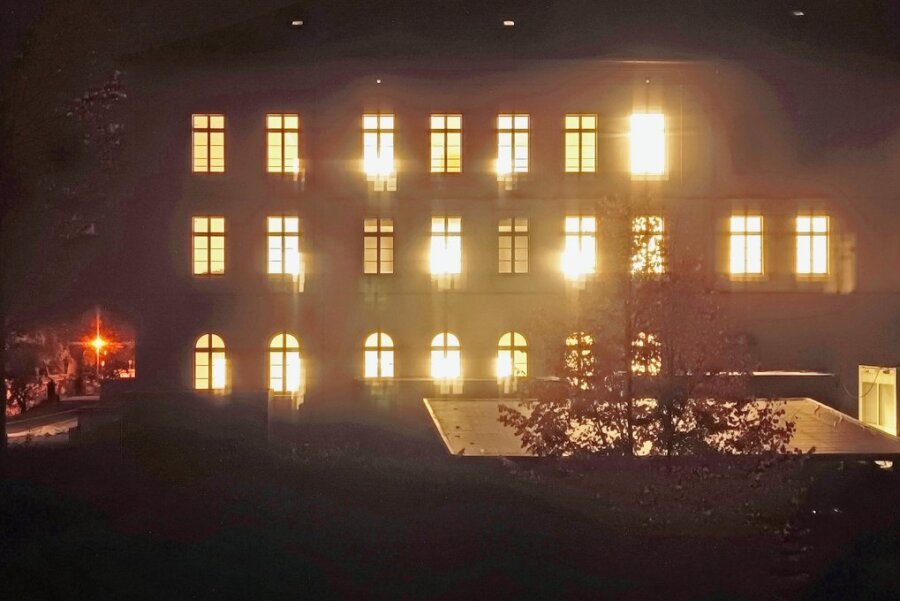 Warum das Freiberger Amtsgericht nachts hell erleuchtet ist - Nachts brennen derzeit in beinahe allen Räumen des Amtsgerichts Freiberg die Lichter. Vor dem Hintergrund der aktuellen Energiekrise verwundert das nicht wenige. Doch laut SIB gibt es dafür gute Gründe. 