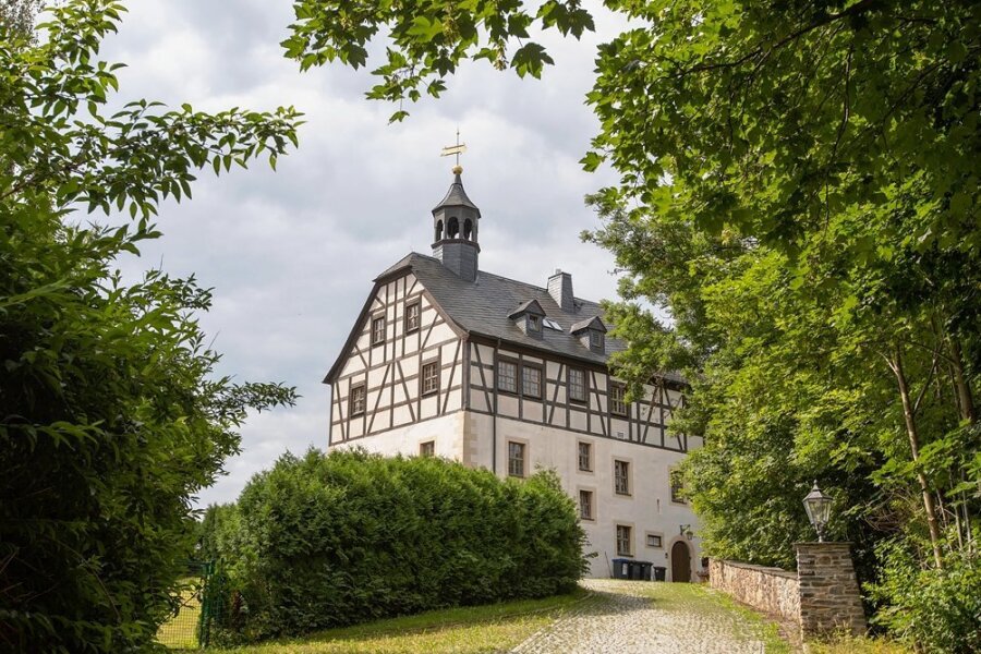 Schloss Jößnitz ist das Wahrzeichen des Plauener Ortsteils. Eigentlich handelt es sich dabei um das Jägerhaus, das keine repräsentativen Räume hat, als Hotel und Restaurant aber tolles Flair bot. Der Sanierungsbedarf ist hoch. 