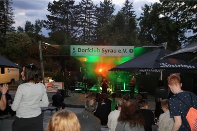Warum das kleine Juniton-Festival in Syrau nicht nur Fans im Vogtland hat - Lauschig ist die Atmosphäre auf der Freilichtbühne in Syrau. Als erstes trat dort beim Juniton-Festival am Freitagabend Avalon aus Zwickau auf. 