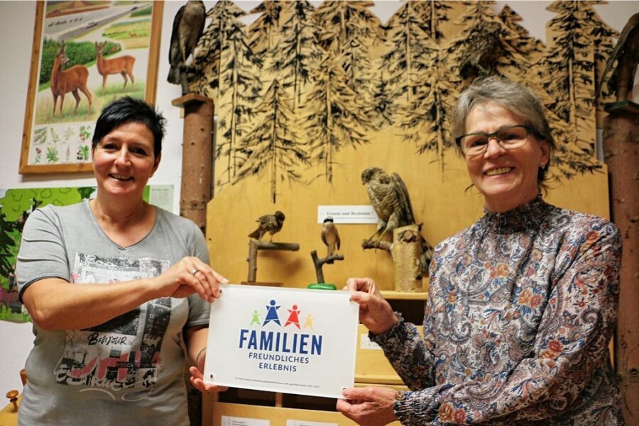 Warum das Leubnitzer Schloss jetzt bei Familien punkten kann - Beatrice Spengler (links) von der Gemeindeverwaltung Rosenbach und Ursula Klebert vom Schlossförderverein zeigen das neue Zertifikat.