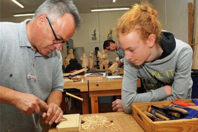 Warum das Naturmaterial Holz so begeistert - Finn Seidel besucht den Schnitzkurs in der Volkskunstschule Oederan. Kursleiter Mike Glöckner (links) gibt dem13-jährigen Flöaher Tipps, wie das Messer zu führen ist. 