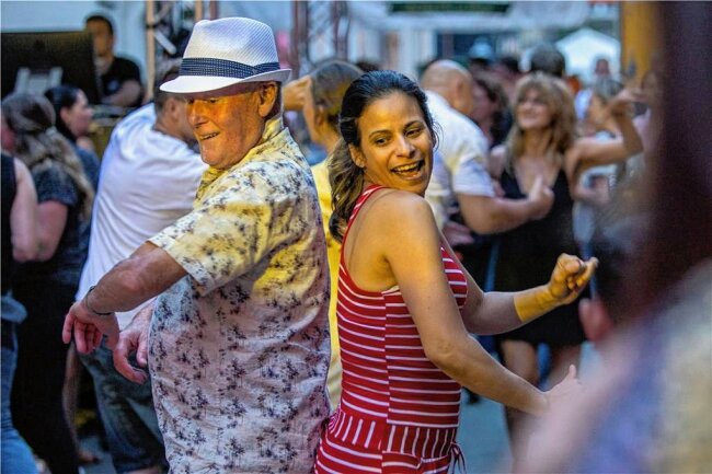 Warum das Plauener Spitzenfest in diesem Jahr ohne das beliebte Straßenfestival Sol de Mañana auskommen muss - Spitzenfest 2022: Das Mañana zelebrierte sein 25-jähriges Bestehen. Dazu wurde ausgelassen getanzt.