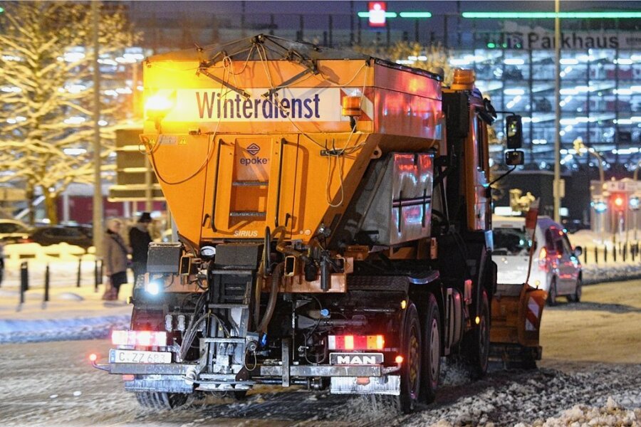 Warum das Salz im Winter von Chemnitzer Straßen nicht verschwinden wird - Auf wichtigen Straßen in Chemnitz darf der ASR eine Salzlösung auf die Fahrbahn bringen. Sie soll verhindern, dass sich Glätte bildet. Auf Gehwegen ist Salzen ab 1. Januar dagegen verboten. 