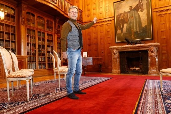 Warum das Schloss einen roten Teppich hat - Mitarbeiter Michael Hinke auf dem roten Teppich. 
