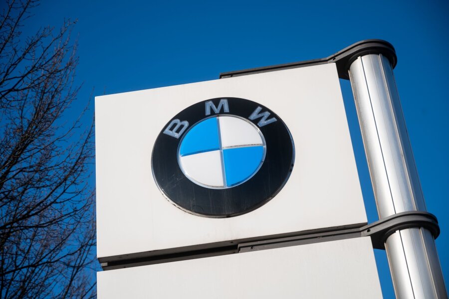 Vor einem Werk steht das Logo von BMW.