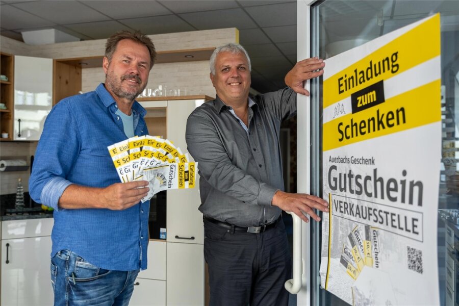 Warum der Auerbacher Einkaufsgutschein eine Erfolgsgeschichte ist - Das Kücheneck von Karsten Jungnickel (rechts) auf der Kaiserstraße ist die sechste Vertriebsstelle für den Auerbach-Gutschein. Laut Citymanager Uwe Prenzel ist der eine Erfolgsgeschichte.