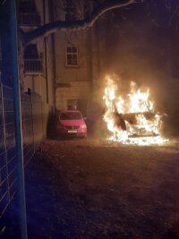 Warum der Brand eines Kleintransporters in Zwickau einen doppelten Feuerwehreinsatz ausgelöst hat - 