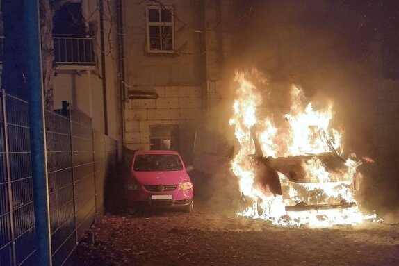 Warum der Brand eines Kleintransporters in Zwickau einen doppelten Feuerwehreinsatz ausgelöst hat - 