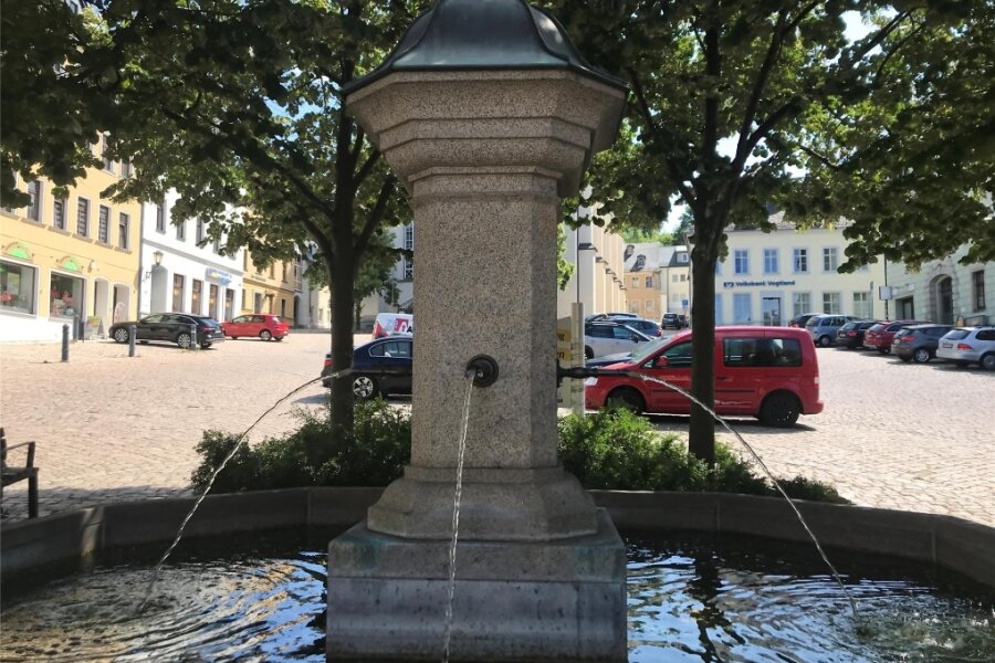 Warum der Brunnen auf dem Auerbacher Altmarkt wieder sprudelt - Spendet wieder Wasser: der Brunnen auf dem Auerbacher Altmarkt.