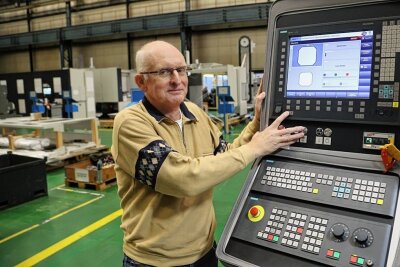 Warum der Chemnitzer Arbeitsmarkt Senioren braucht - Jürgen Reh steht an der Kontrolltafel einer CNC-Maschine beim Werkzeugmaschinenbauer Starrag. Er könnte schon über zwei Jahre in Rente sein.