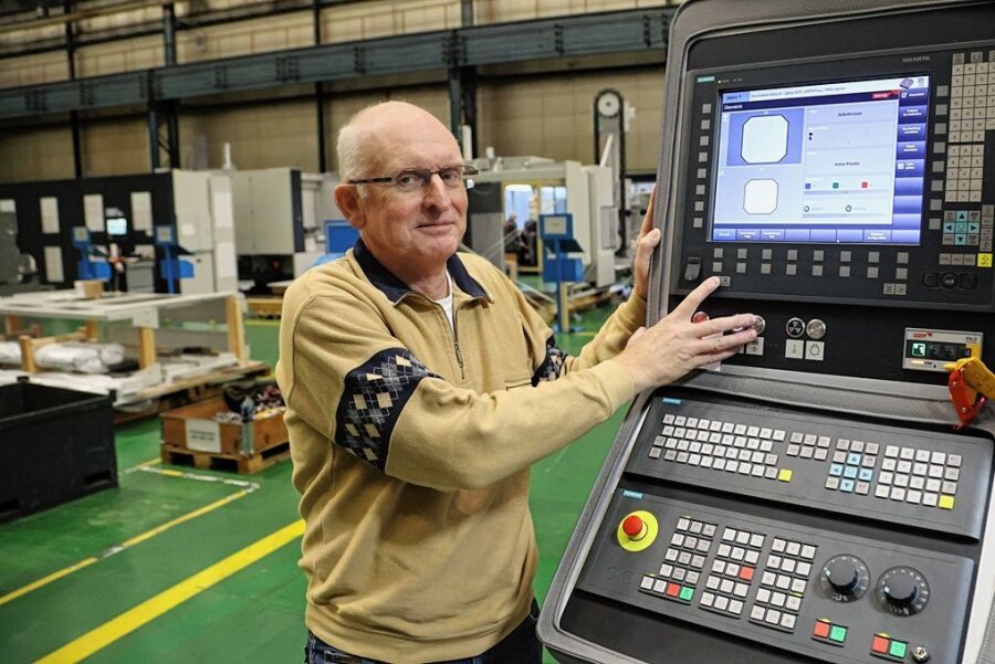 Warum der Chemnitzer Arbeitsmarkt Senioren braucht - Jürgen Reh steht an der Kontrolltafel einer CNC-Maschine beim Werkzeugmaschinenbauer Starrag. Er könnte schon über zwei Jahre in Rente sein.