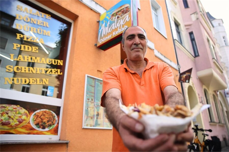 Warum der Döner in Zwickau bald 10 Euro kosten könnte - Faruk Kut hat seinen Dönerladen „Antalya Kebabhaus“ bereits seit sieben Jahren. Den Anfangspreis von 4,50 Euro konnte er nicht halten.