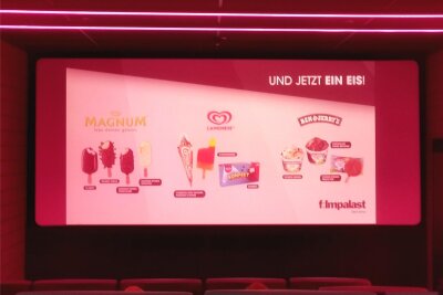 Warum der Eisverkäufer nicht mehr ins Kino kommt: Chef vom „Astoria“ in Zwickau verrät den Grund - Für Kinobesucher ein vertrautes Bild: Vor dem Film wird auf der Leinwand für Eis geworben. Verkäufer im Saal sind allerdings eine Seltenheit geworden.