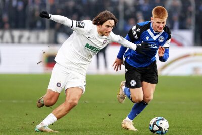Warum der FC Erzgebirge in der zweiten Hälfte in Bielefeld seine Linie verlor - Tim Danhof (links), Aktivposten des FC Erzgebirge Aue am Samstagnachmittag, erzielte einen Treffer selbst und bereitete einen weiteren vor.