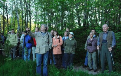 Warum der Frühling anders klingt - 
              <p class="artikelinhalt">Claus Leichsenring zeigt den Teilnehmern der Wanderung, welcher Vogel wo singt. </p>
            