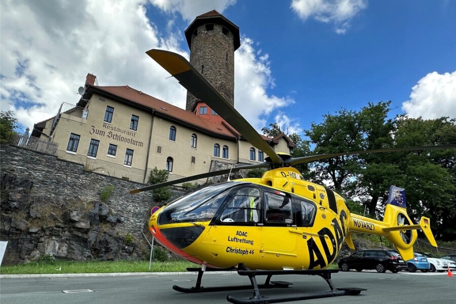 Warum der Gelbe Engel am Auerbacher Schloss landet - „Christoph 46" ist bei der ADAC-Luftrettung seit 2019 im Einsatz. Einer ging am Donnerstag nach Auerbach.