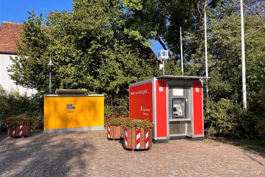 Warum der Geldautomat am Reinsdorfer Rathaus weg muss - Der mobile Geldautomat auf dem Vorplatz des Reinsdorfer Rathauses wird abgebaut.