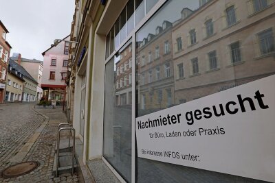 Warum der Gewerbeverein von Hohenstein-Ernstthal Geschichte ist - Symptomatisch für die Weinkellerstraße: Das ehemalige Schuhgeschäft Winkler steht seit April 2021 leer. Nachmieter? Fehlanzeige.