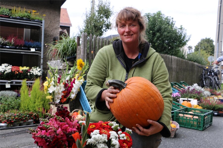 Warum der Herbstmarkt im vogtländischen Reuth in diesem Jahr einen besonderen Ansturm erlebt hat - Stefanie Zeidler aus Pfaffengrün hatte viele verschiedene Kürbisse mitgebracht.