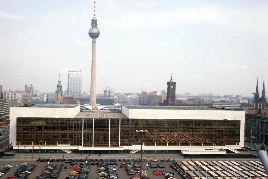 Warum der in Berlin abgerissene Palast der Republik im stattdessen wieder aufgebauten Schloss gerade eine große Rolle spielt - Der abgerissene Palast der Republik in Berlin - hier eine Aufnahme aus dem Jahr 1985 - ist Thema der Sonderausstellung "Hin und weg" im Berliner Humboldt-Forum. 