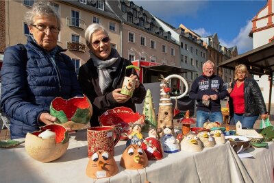 Warum der Keramik-Zirkel jetzt auf dem Wochenmarkt verkauft - Mit einem kleinen Stand starteten Gudrun Leistner und Ilona Gogsch vom Narva-Keramikzirkel ihren Verkauf auf dem Plauener Wochenmarkt, der ab jetzt regelmäßig stattfinden könnte.