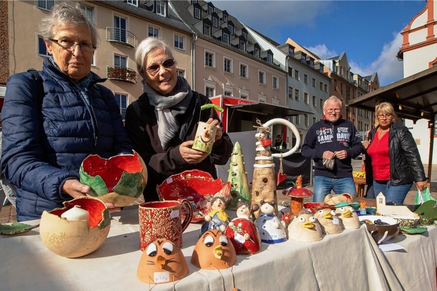 Mit einem kleinen Stand starteten Gudrun Leistner und Ilona Gogsch vom Narva-Keramikzirkel ihren Verkauf auf dem Plauener Wochenmarkt, der ab jetzt regelmäßig stattfinden könnte.