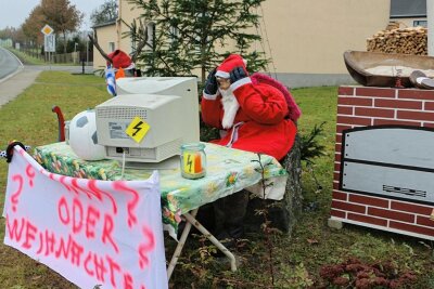 Warum der Langenbacher Weihnachtsmann in diesem Jahr ins Grübeln kommt - Der Langenbacher Weihnachtsmann schlägt in Langenbach in diesem Jahr die Hände über dem Kopf zusammen. 
