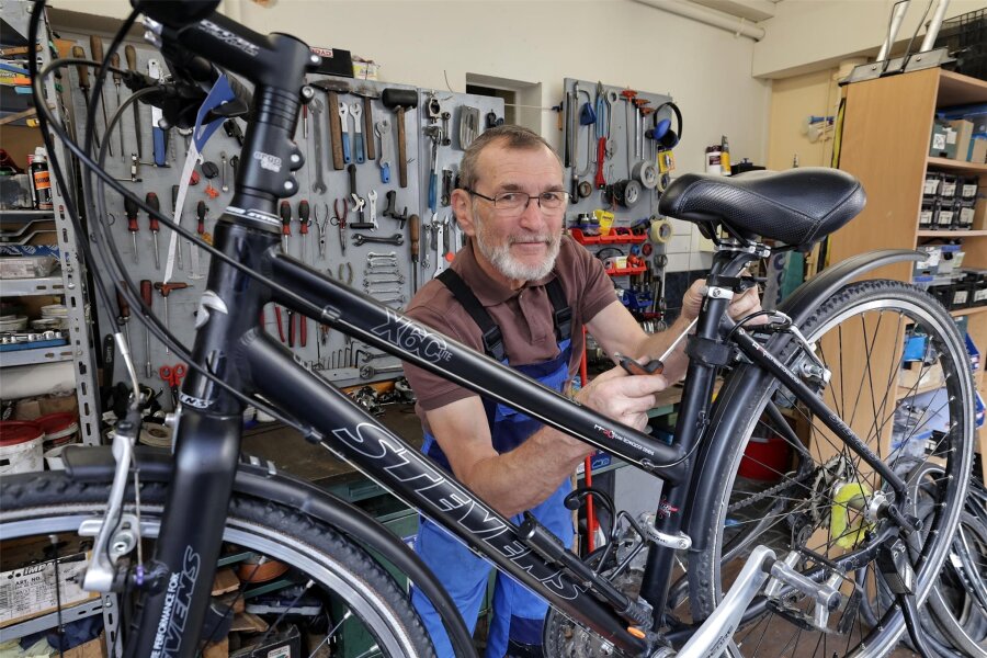Warum der Meeraner Fahrradladen schließen will - Klaus Jalowietzki erfüllt in seinem kleinen Fahrradladen vor allem Reparaturwünsche.