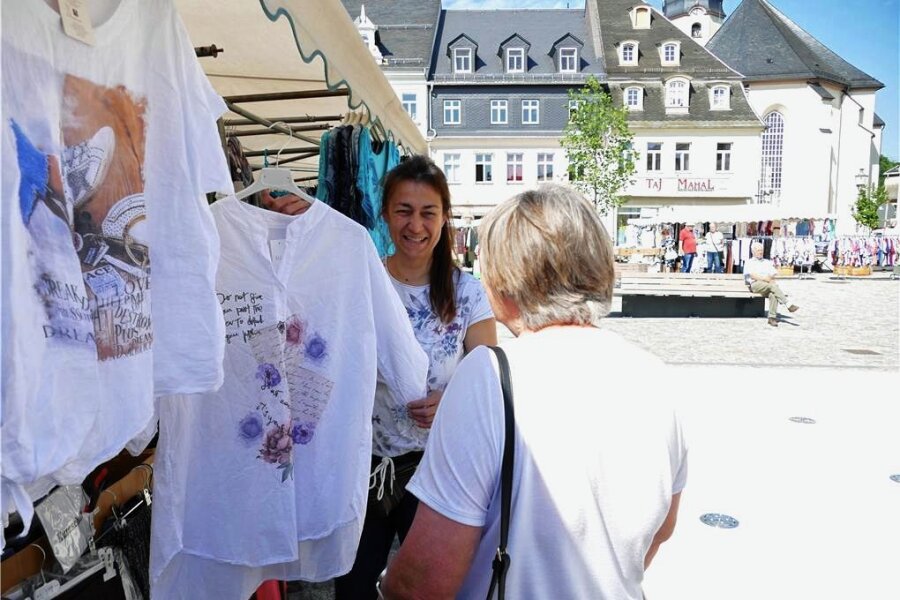 Warum der Neumarkt in Zschopau bei Wochenmarkt-Händlern unbeliebt ist - Susanne Molz (hinten) verkauft auf dem Zschopauer Wochenmarkt Textilien.