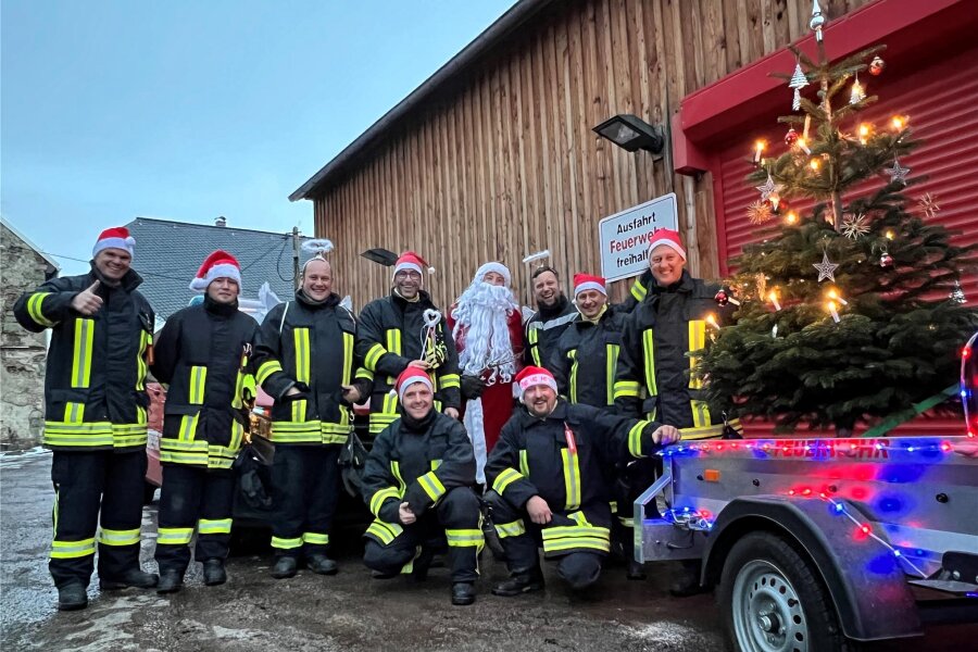 Warum der Nikolaus in Dittersbach Steine einsammelt - Die Kameraden der Freiwilligen Feuerwehr Dittersbach kurz vorm Start ihres berühmten Nikolausexpress.