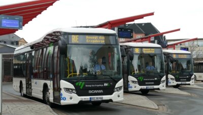 Warum der Regionalverkehr Erzgebirge ohne E-Busse fährt - Mit Batterie fahren bei der RVE bislang nur Hybridbusse. Diese sind an der Dachwulst zu erkennen. Dort befinden sich sogenannte Superkondensatoren, die die Bremsenergie speichern.