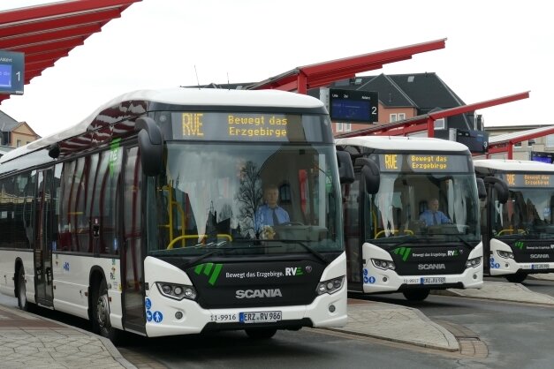 Warum der Regionalverkehr Erzgebirge ohne E-Busse fährt - Mit Batterie fahren bei der RVE bislang nur Hybridbusse. Diese sind an der Dachwulst zu erkennen. Dort befinden sich sogenannte Superkondensatoren, die die Bremsenergie speichern.