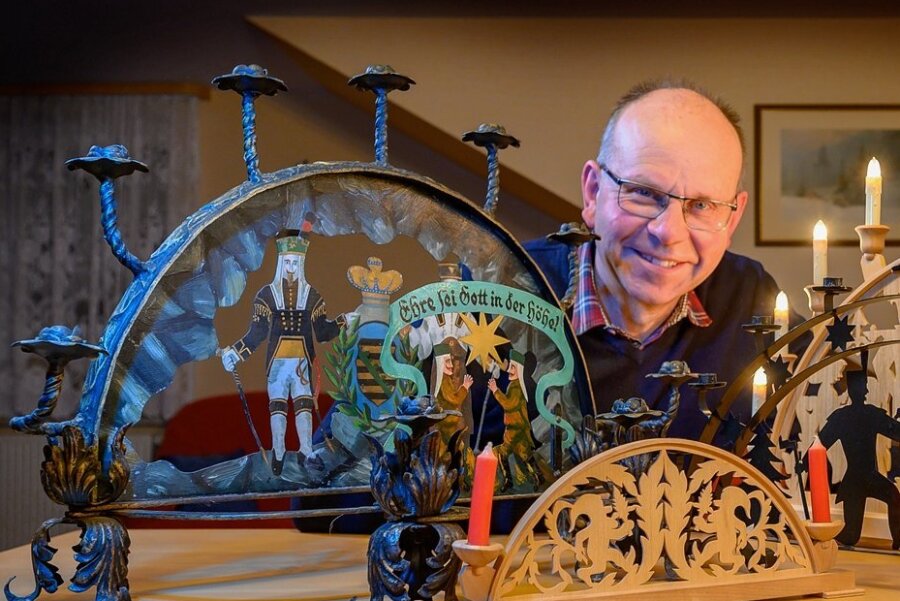 Warum der Schwibbogen im Erzgebirge zu Hause ist - Harald Teller mit Stücken aus seiner Sammlung. Der Forscher entstammt der Familie, die vor 280 Jahren den ersten Schwibbogen baute. 