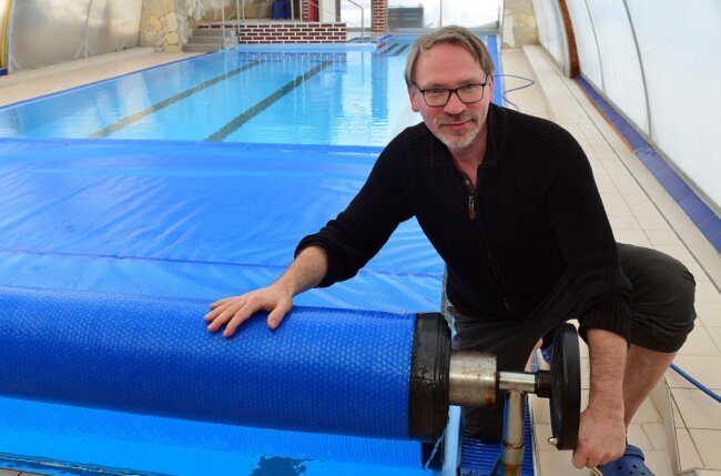 Warum der Schwimmunterricht vielerorts doch nicht möglich ist - Lutz Hoffmann in seiner Schwimmschule, die er in Sachsenburg betreibt. Die hat er am Montag erneut komplett geschlossen, nachdem die Einrichtung lediglich gut fünf Monate in diesem Jahr in Betrieb war.
