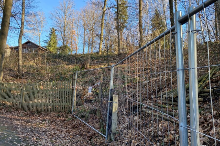 Das Grundstück in Ringethal, das der Stadt Chemnitz gehört, ist mit Bauzäunen umstellt.